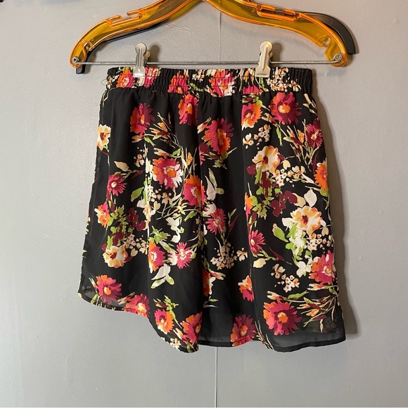 Dee Elly Floral Black Women's Shorts size medium - Picture 4 of 7